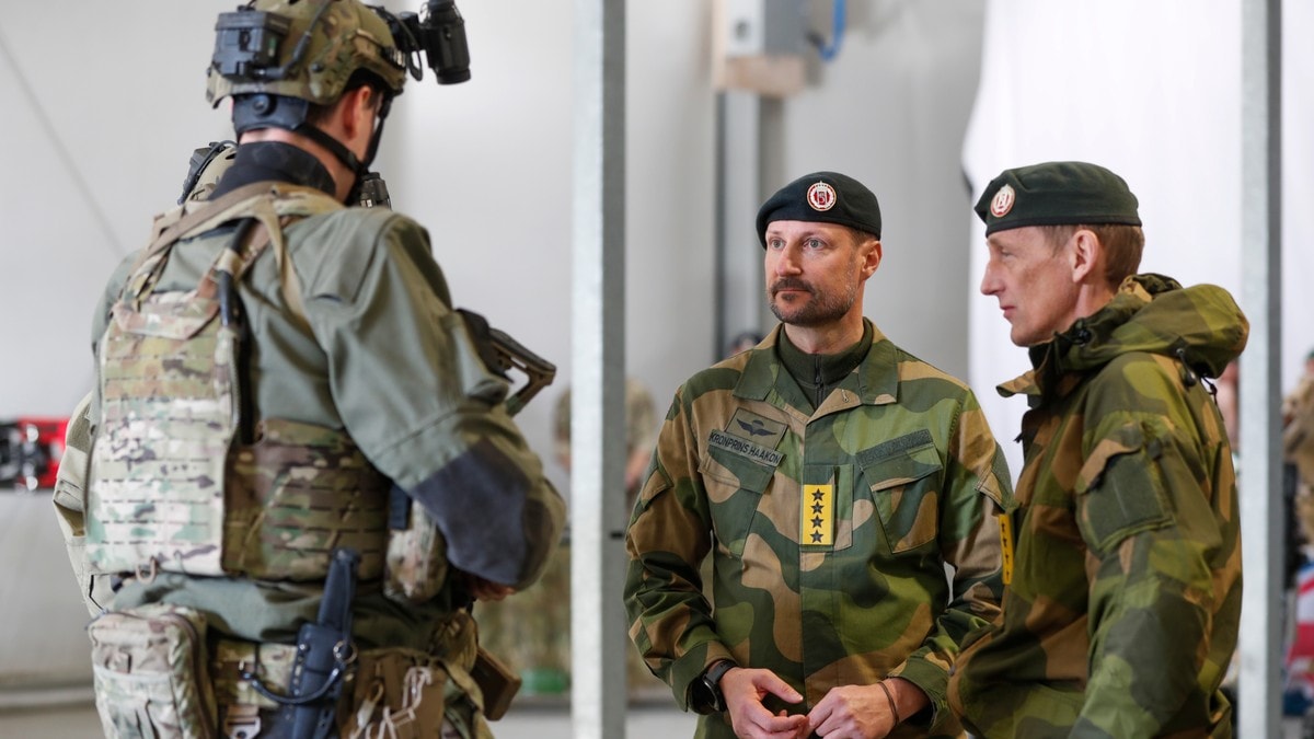 Kronprinsen besøkte Cold Response – ville ikke svare om Mette-Marit