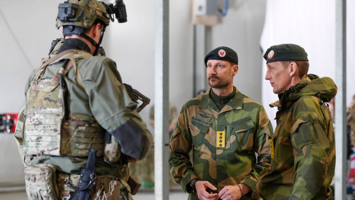 Kronprinsen besøkte Cold Response – ville ikke svare om Mette-Marit
