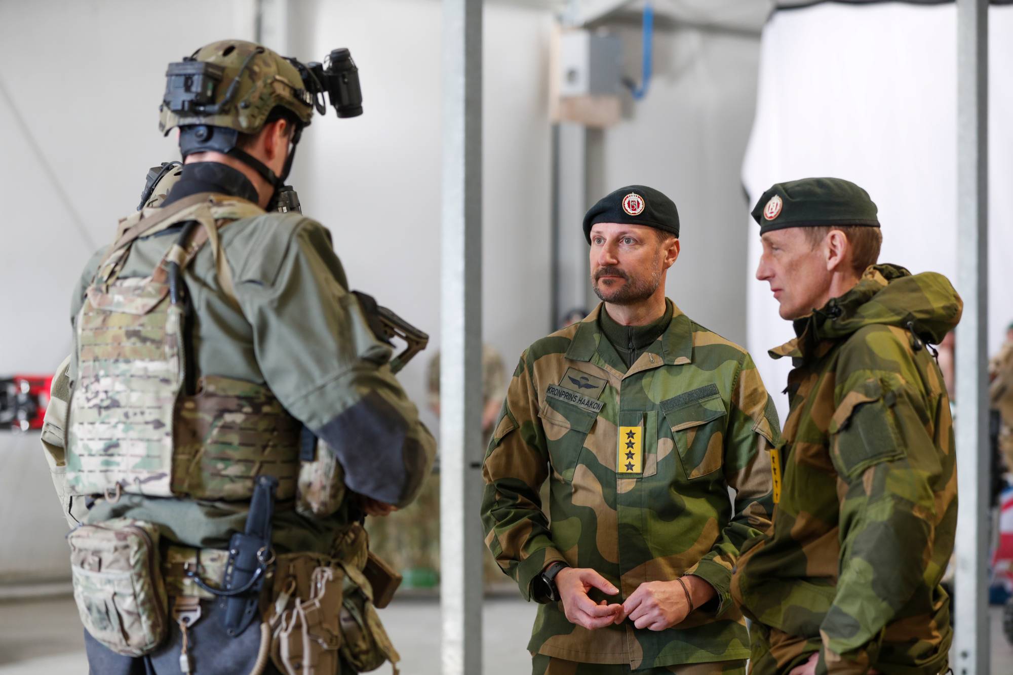 Kronprins Haakon besøker Nato-øvelsen Cold Response i Camp Viking på Skjold. til høyre, forsvarssjef Eirik Johan Kristoffersen.