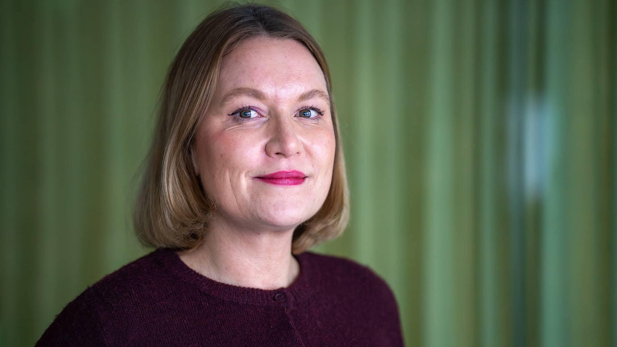 kvinne portrett grønn bakgrunn