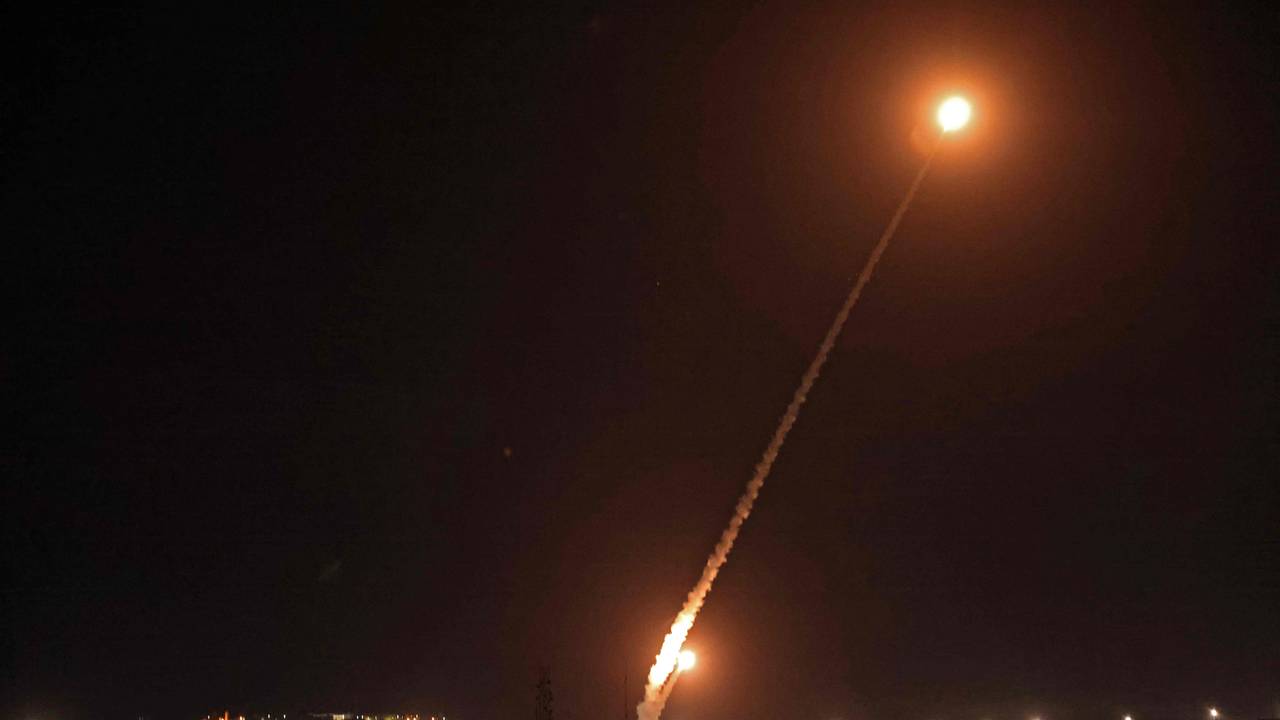 Raketter fyres fra Rafah, sør på Gazastripen, mot Israel 14. mai.