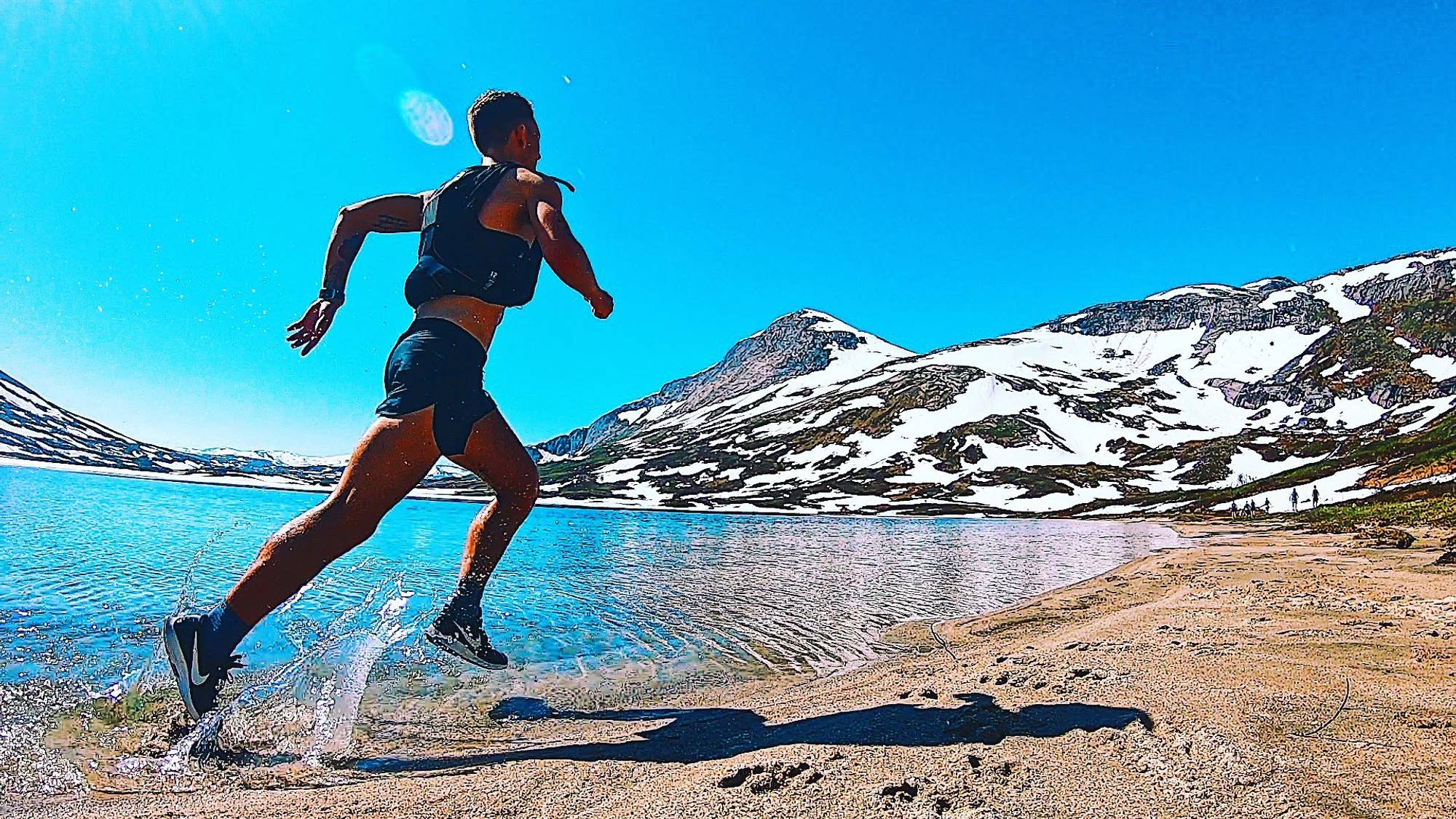 en mann som løper på en strand
