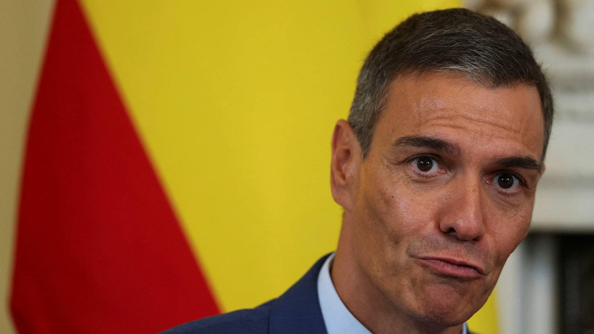 Pedro Sanchez i dress