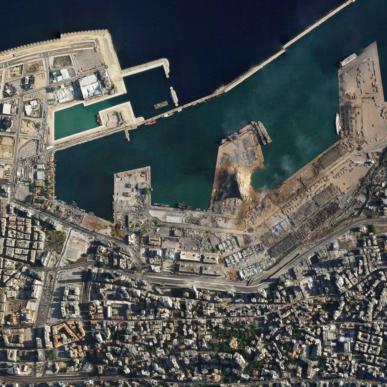 Satelittbilde av havnen i Beirut tatt 5. august 2020.