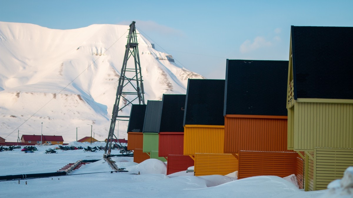 Regjeringen vil ha sterkere nasjonal kontroll for å styrke det norske familiesamfunnet på Svalbard