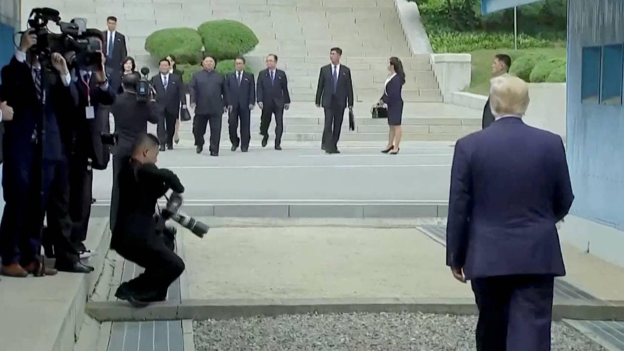 President Donald Trump venter på Nord-Koreas leder Kim Jong-un i den demilitariserte sonen