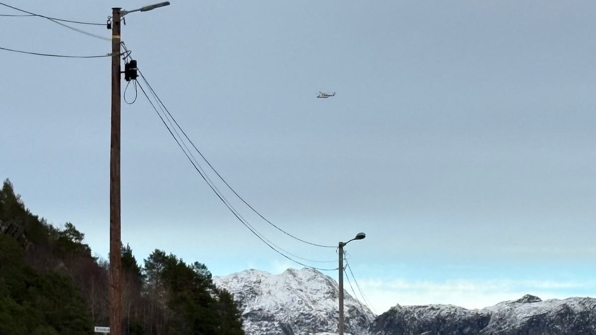 Båt har gått ned på Nordmøre - to personer i vannet