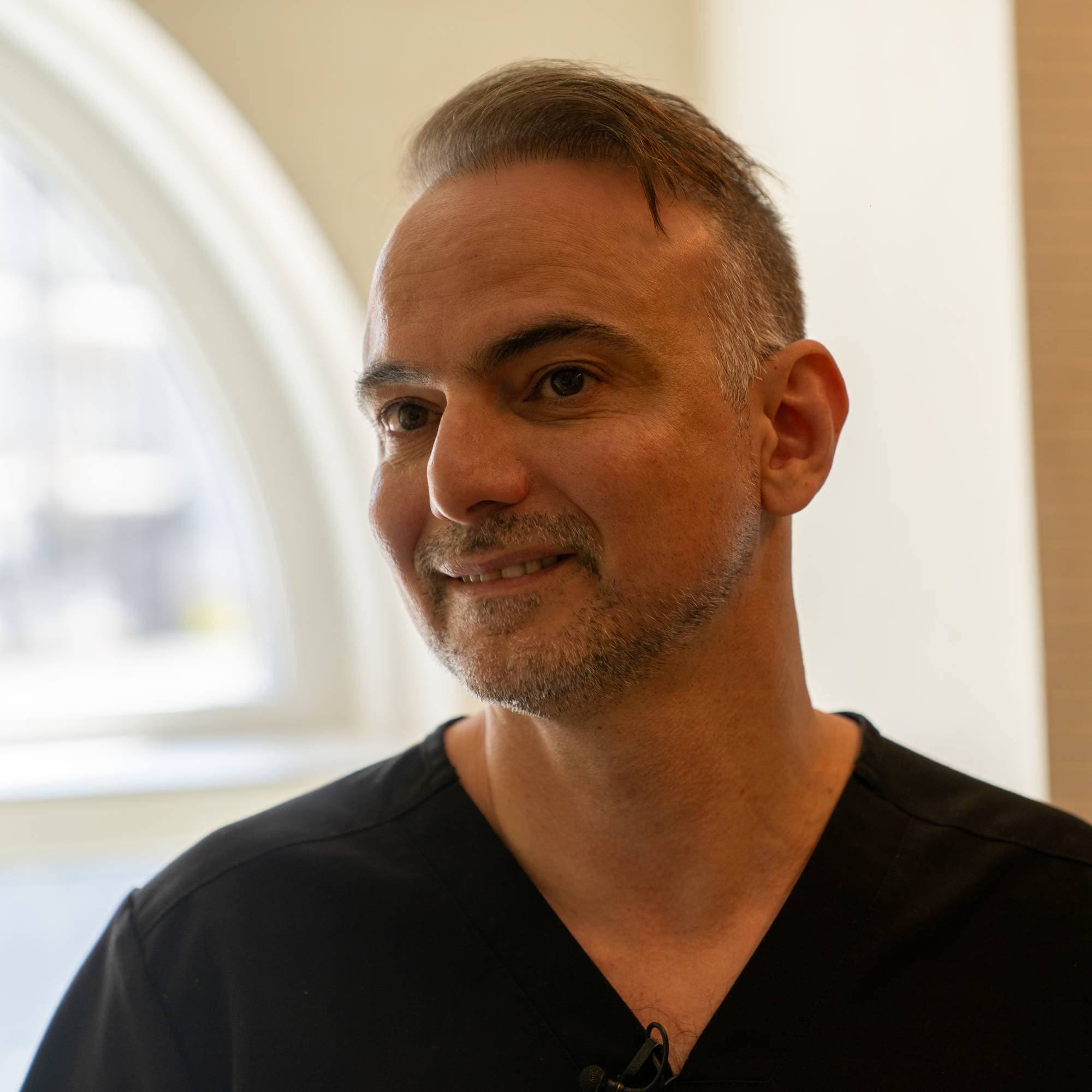 Doktor Karin Sayed snakker til NRK på en av oprasjonsrommene i klinikken "Nomi"