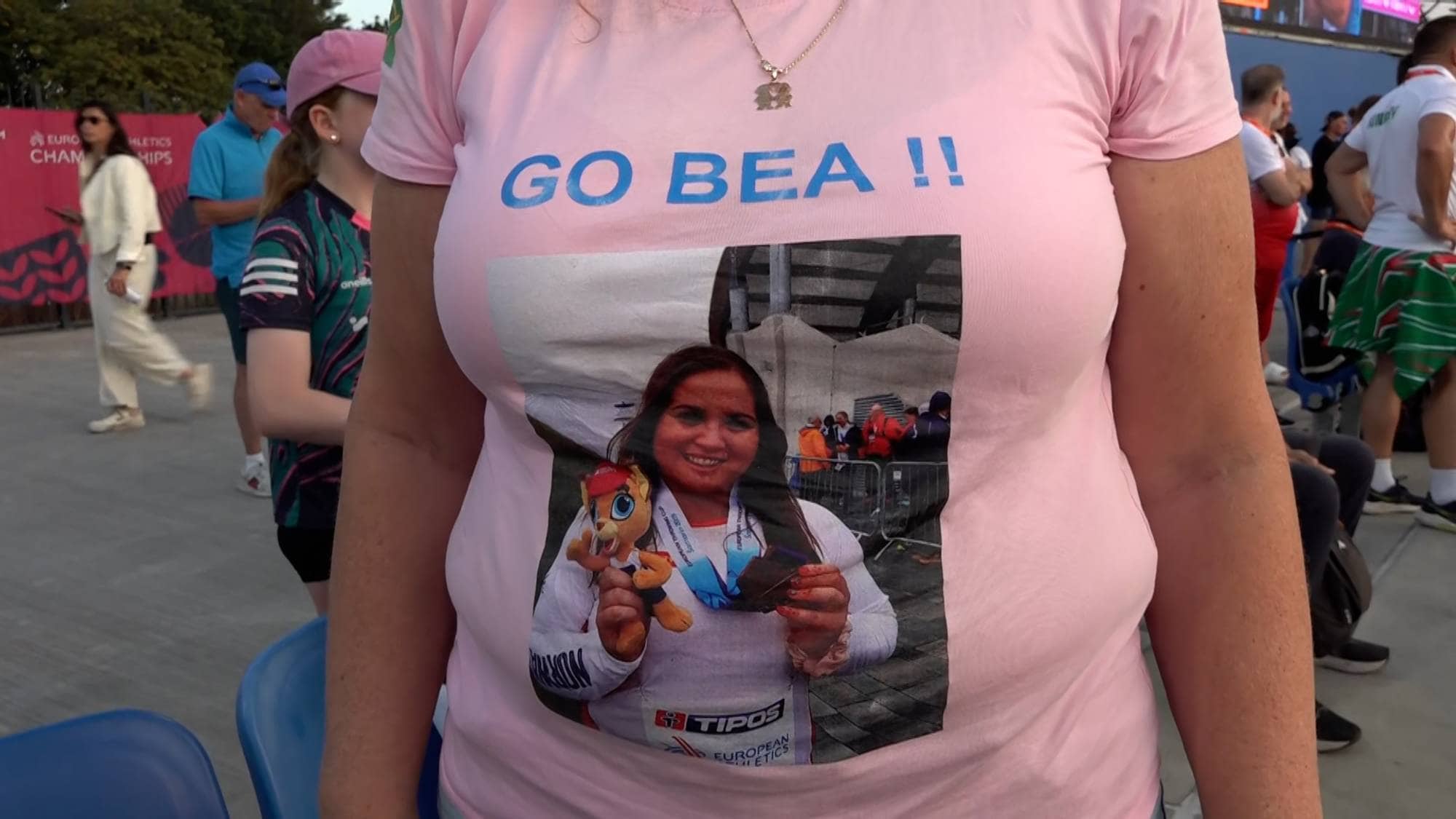En t-skjorte hvor det står GO BEA! Det er en dame som har den på seg.