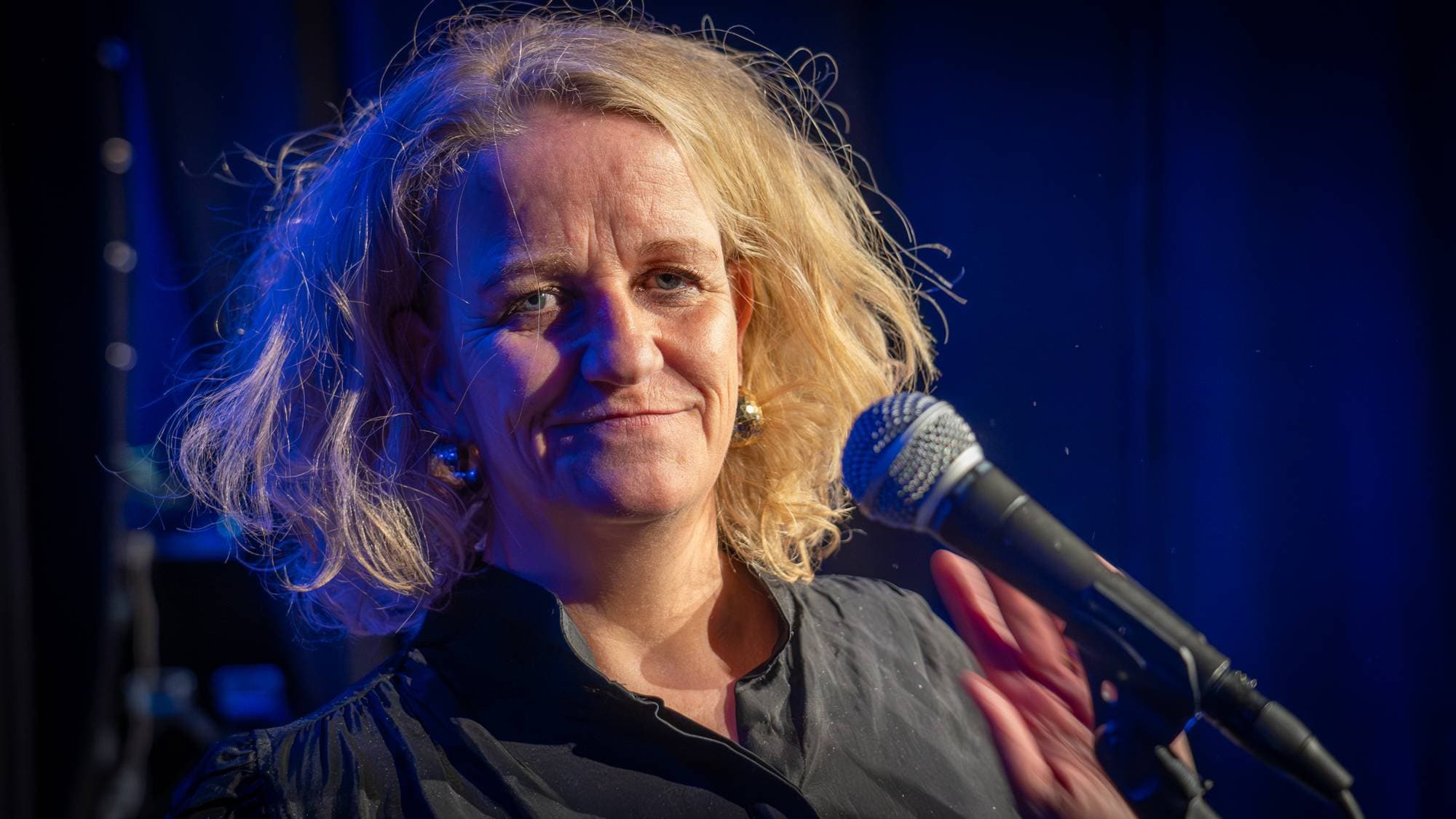 Dame med lyst hår ser i kamera
