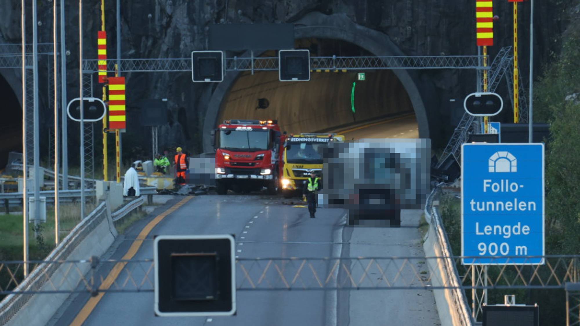 En veltet lastebil ligger på E6 ved åpningen til Follotunnelen i nordgående retning. En bergingsbil og en brannbil står parkert ved siden. To personbiler er også synlige.