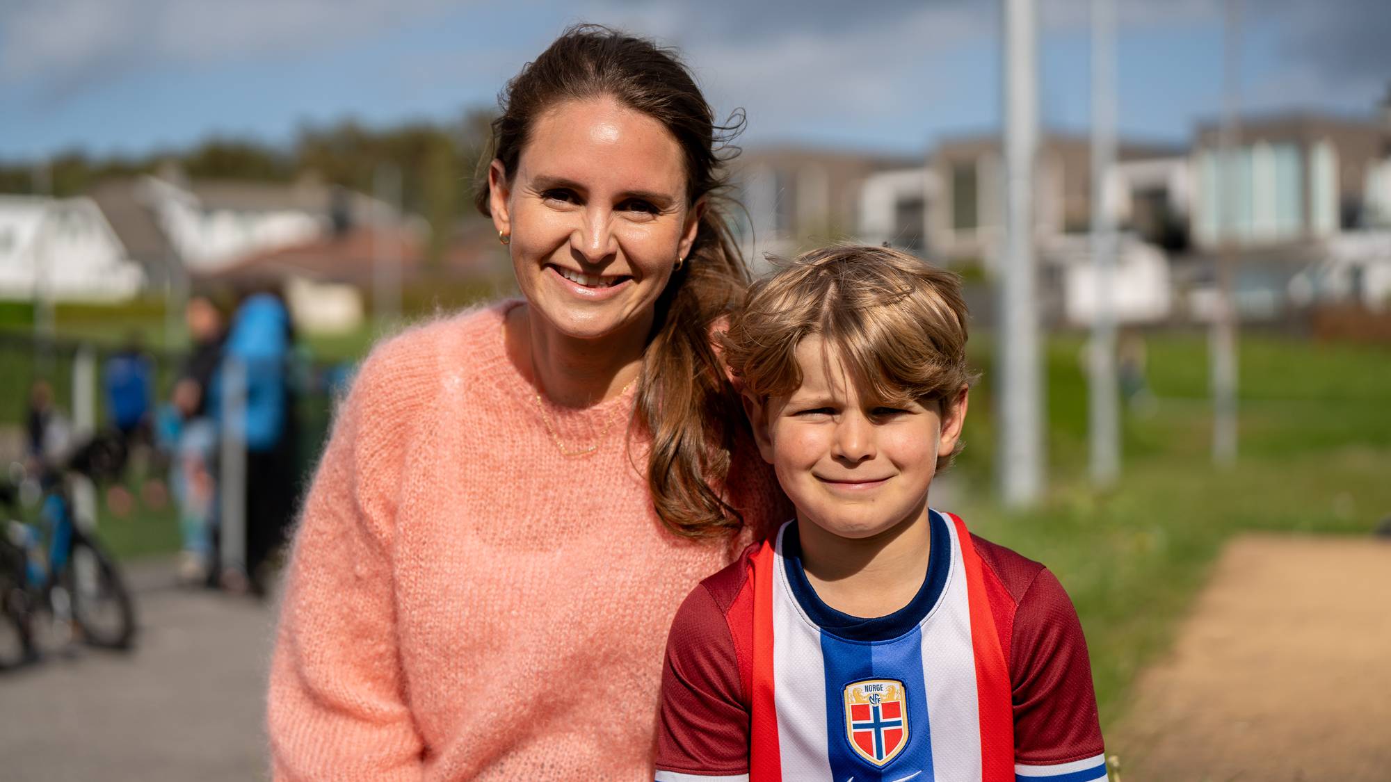 Mor og sønn på fotballbane. 