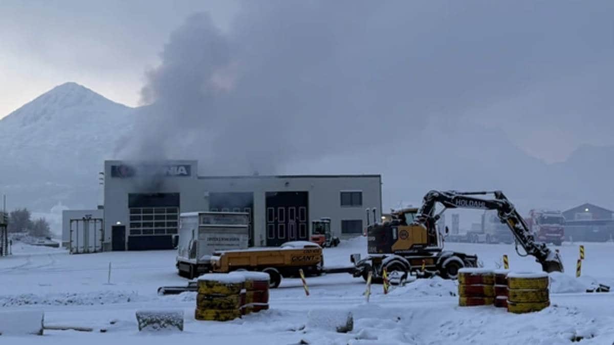 Industribygg evakuert etter brann: – Hold avstand
