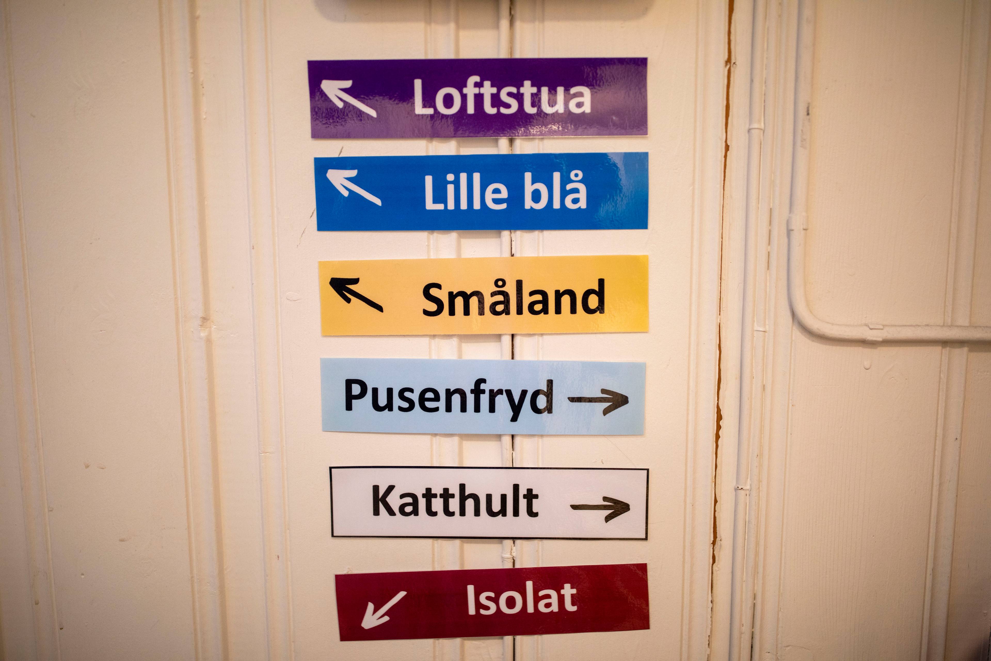 Skilt inne på dyrehuset der det står Loftstua, lille Blå, Småland, Pusenfyd, Katthult, Isolat