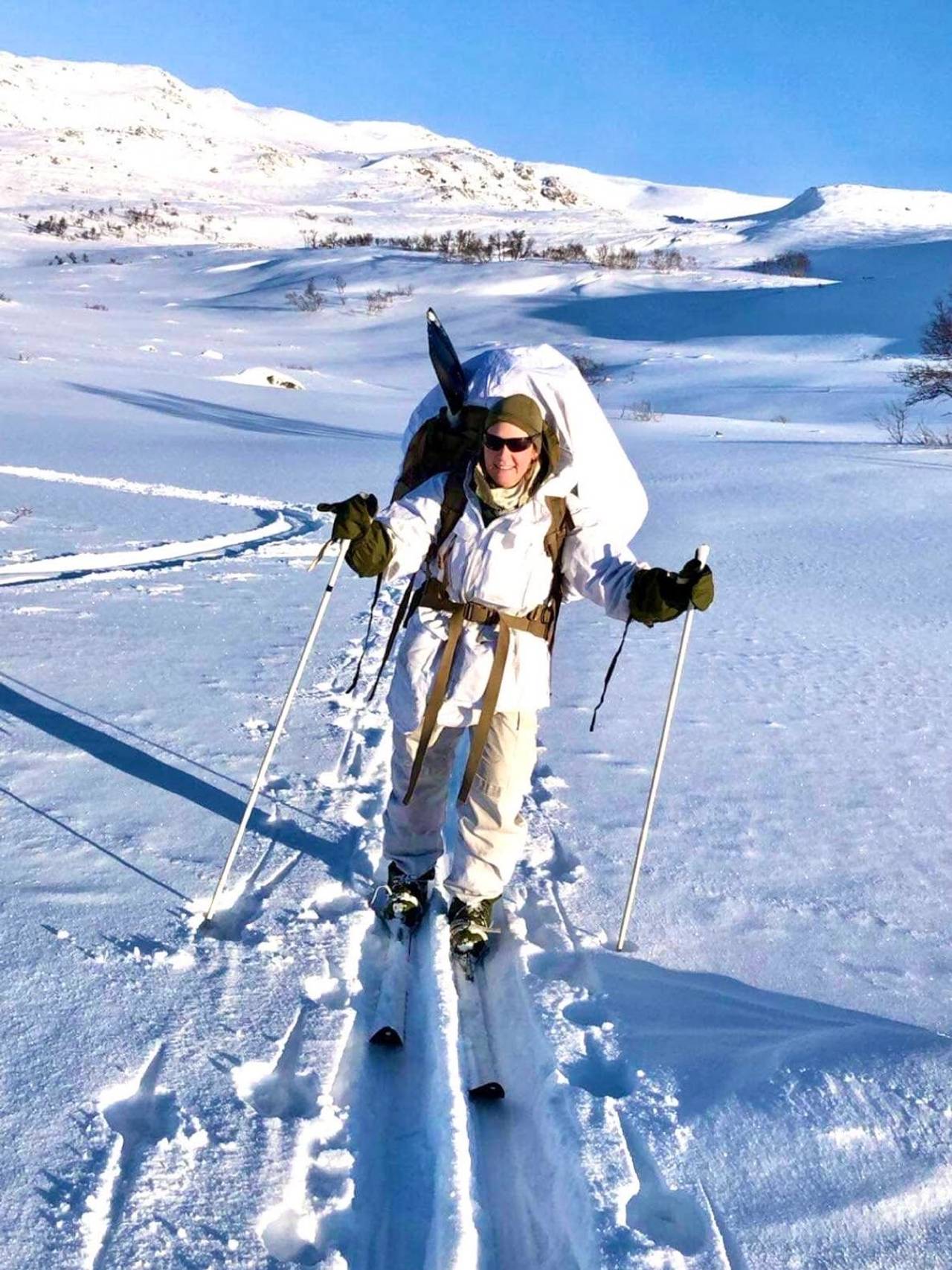 Kristine Solhaug med oppakning går på ski