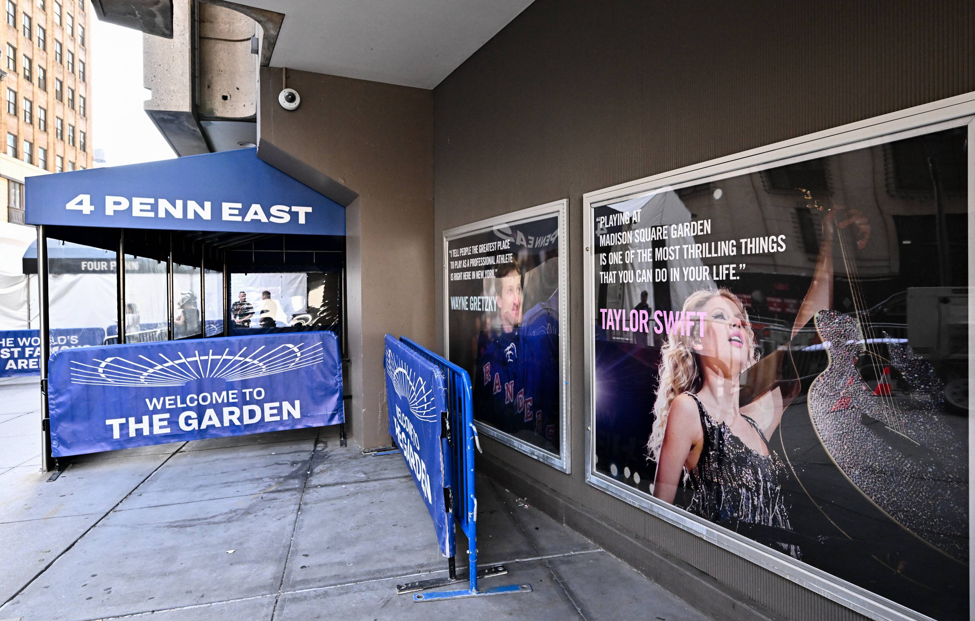 Plakater av Taylor Swift og Wayne Gretzky utenfor inngangen til Madison Square Garden i New York. (Bildebeskrivelsen er laget av en KI-tjeneste)