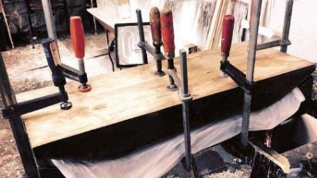 Tvinger holder limt tre på plass i lagingen av skateboard