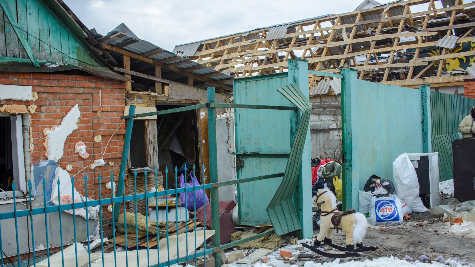 Новости сумы телеграм. Сумы новости. Ахтырка детский сад обстрел. Фото разбомбленных домов на Донбассе.