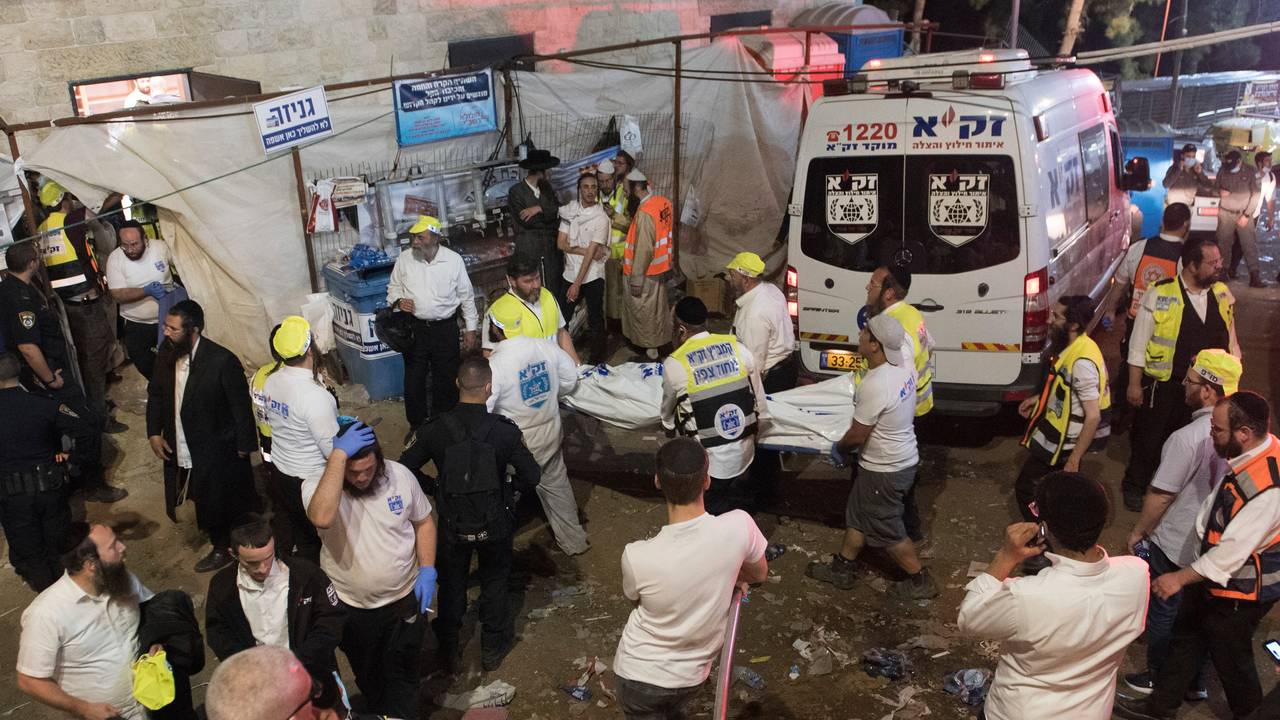 Minst 44 personer døde er døde etter en ulykke under en jødisk feiring ved fjellet Meron nord i Israel fredag.