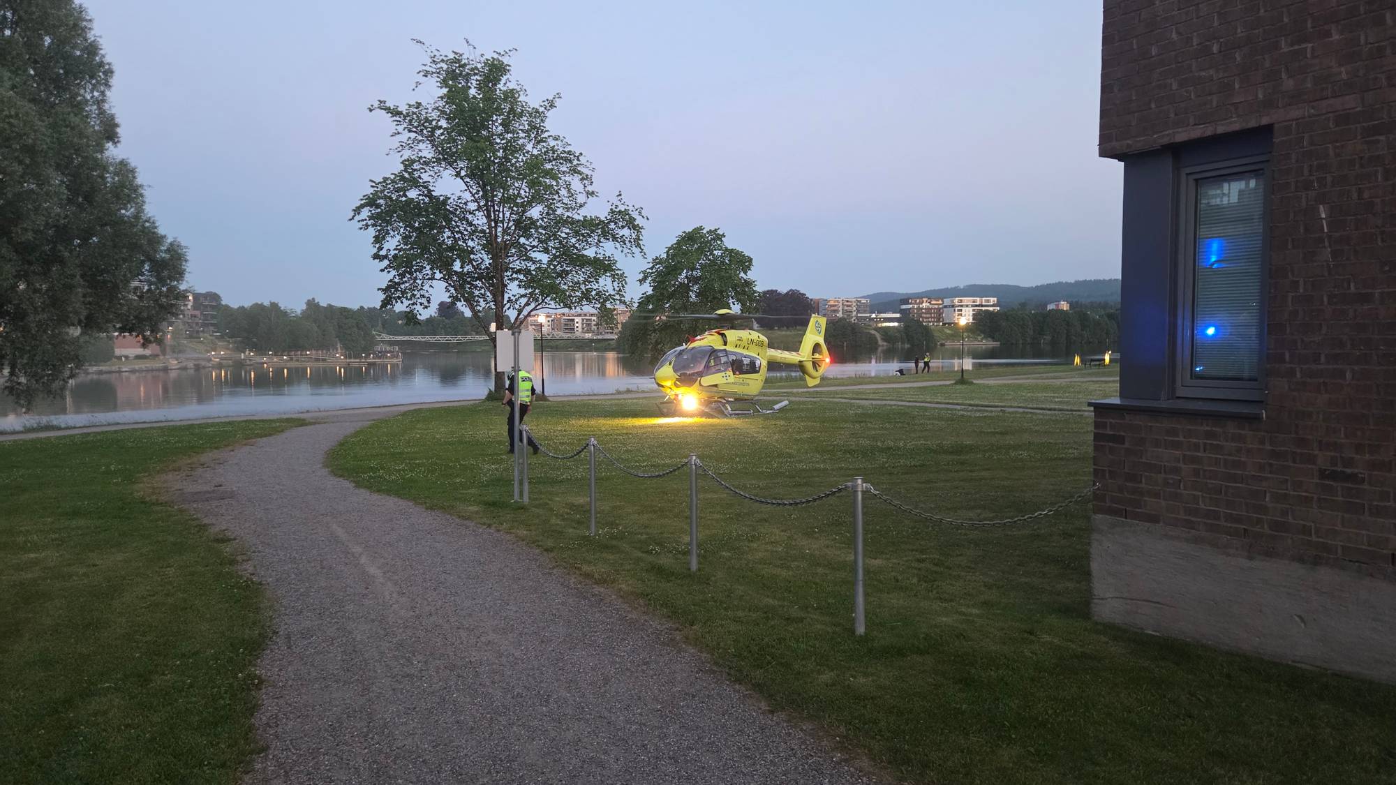 Bildet viser et ambulansehelikopter på plass i Skien etter meldinger om en badeulykke.