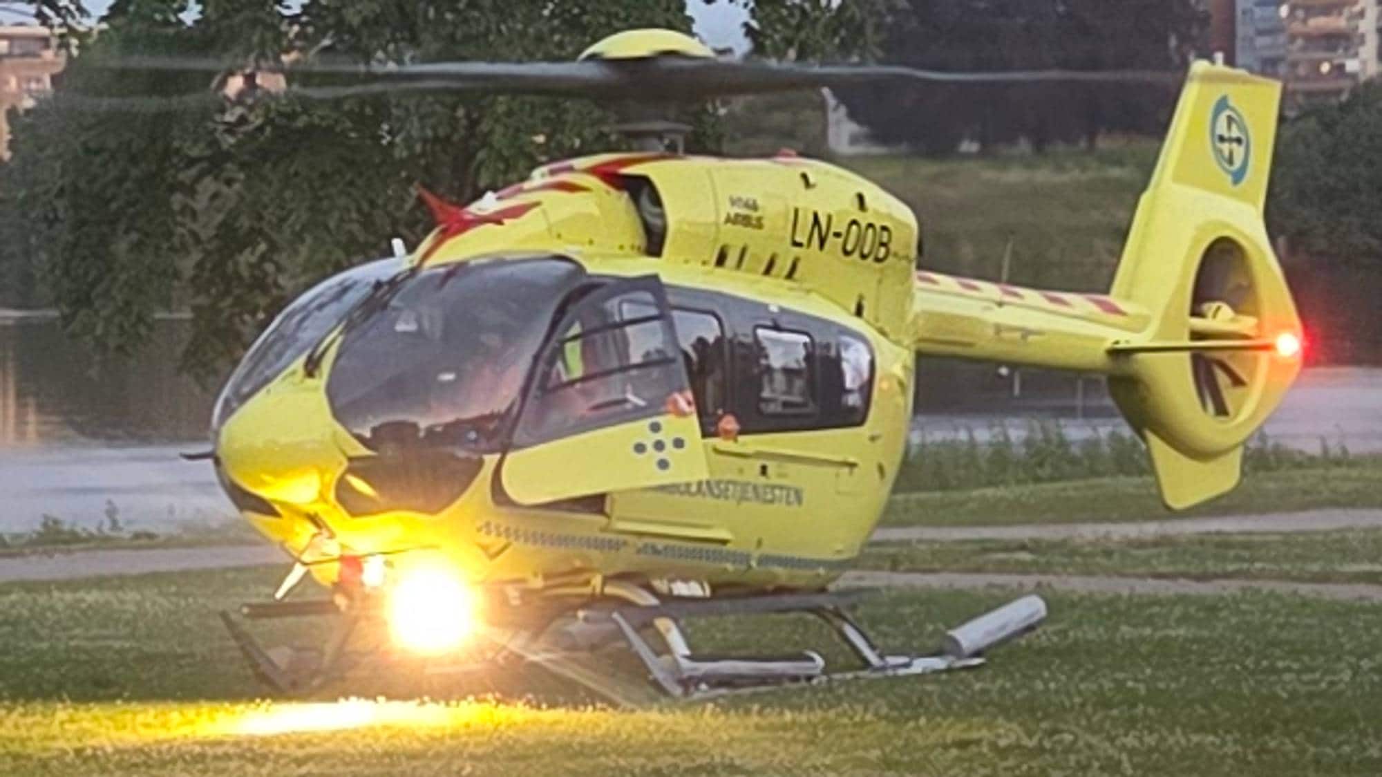 Bildet viser et ambulansehelikopter på plass i Skien etter meldinger om en badeulykke.