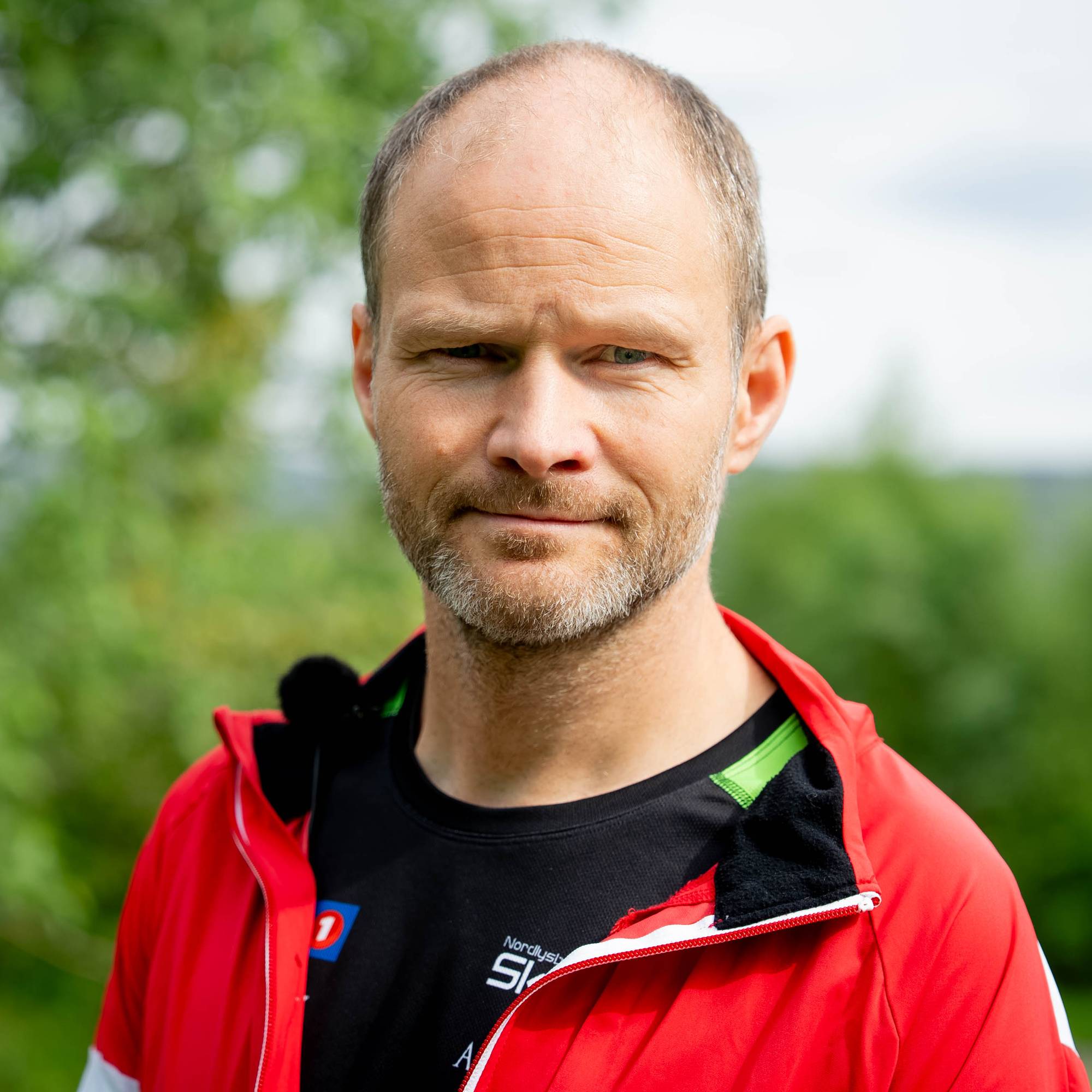 Løpsansvarlig Jarl Erik Aas står i treningstøy ute i skogen.