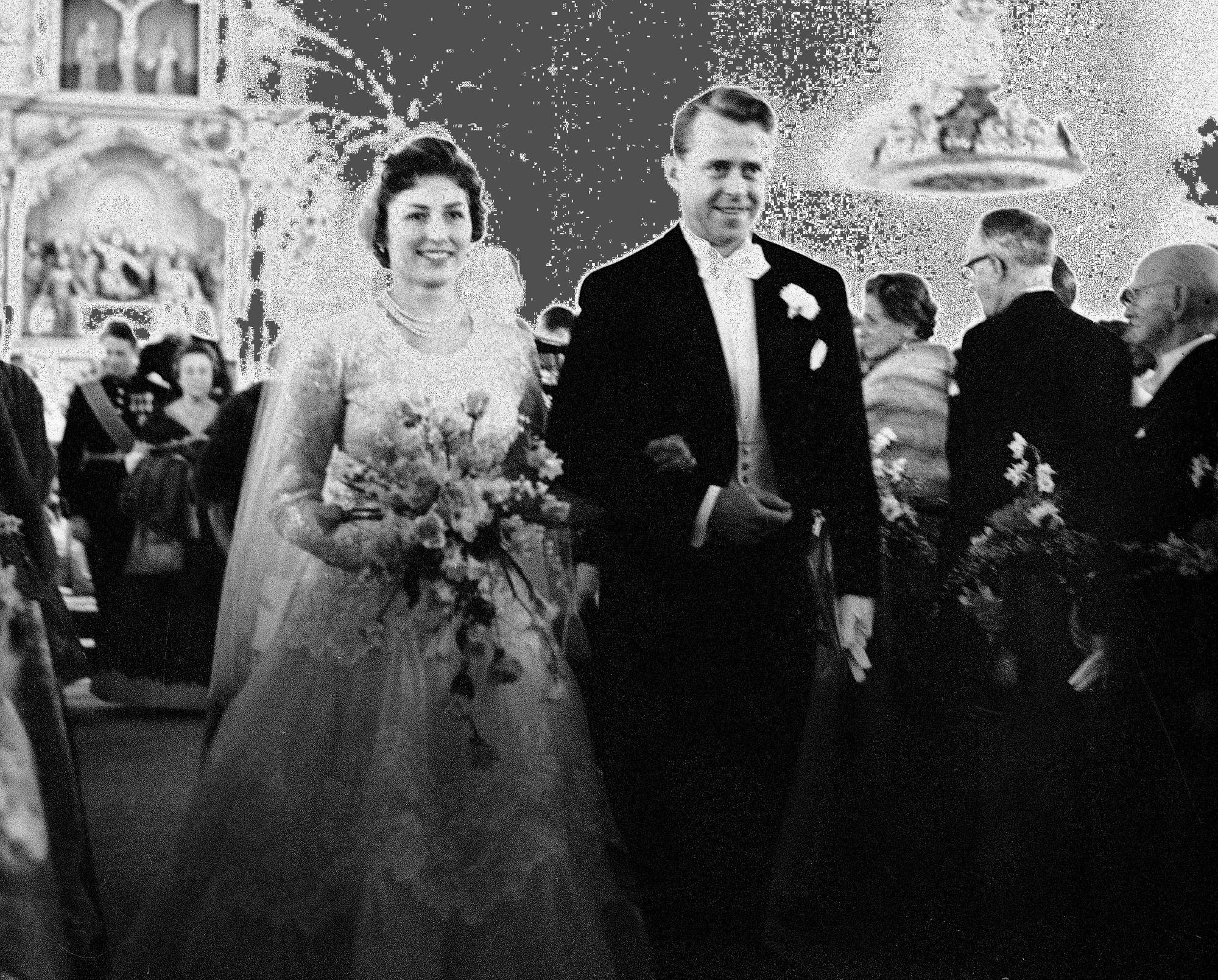 ASKER 19610112 Prinsesse Astrids bryllupPrinsesse Astrid gifter seg med Johan Martin Ferner. Her det lykkelige brudepar på vei ut av Asker kirke. Foto: Knobelauch / NTB / Scanpix