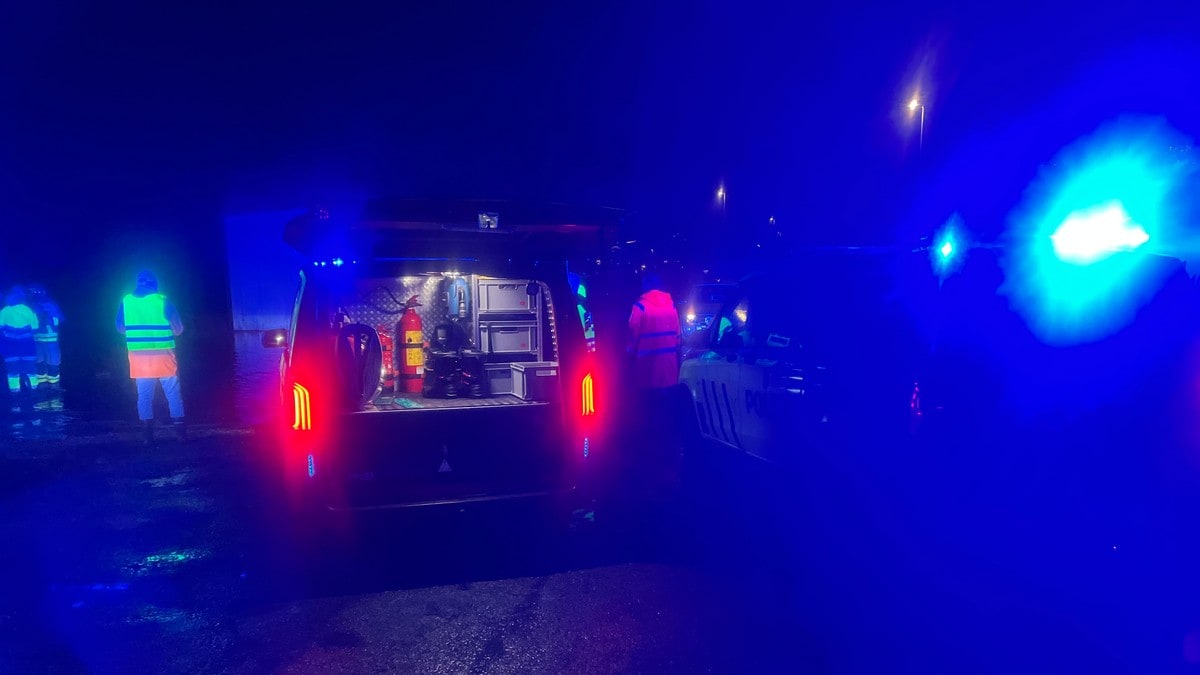 Traktor i elv – to personer reddet i land