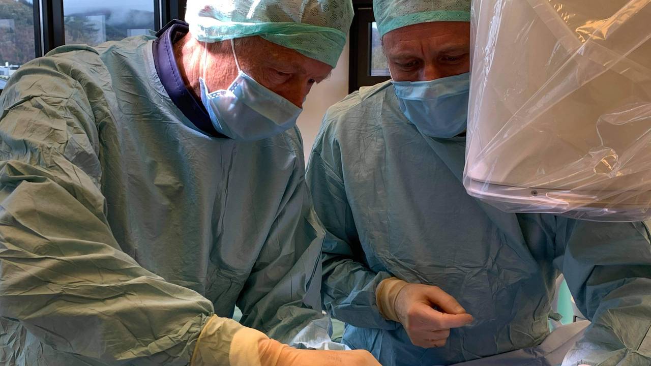 Hjartespesialist Gaute Vollan og veterinær Thomas Øyo samarbeidde under operasjonen.