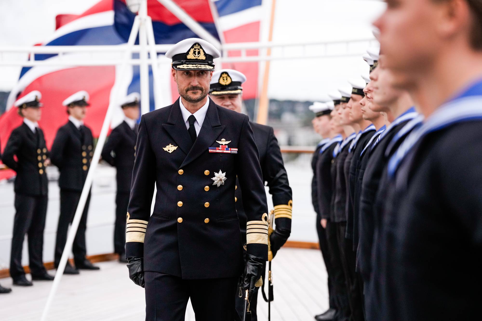 Kong Haakon inspiserer mannskapet på kongeskipet "Norge" ved debarkeringen av skipet