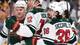 George Walker IV / AP / NTB Flere spillere fra Minnesota Wild feirer et mål på isen under en ishockeykamp. De er kledd i lagets grønne og hvite drakter. Publikum i bakgrunnen er synlig, og stemningen er intens. I arenaen er det et fokus på lagets aktivitet og samhold. (Bildebeskrivelsen er laget av en KI-tjeneste)