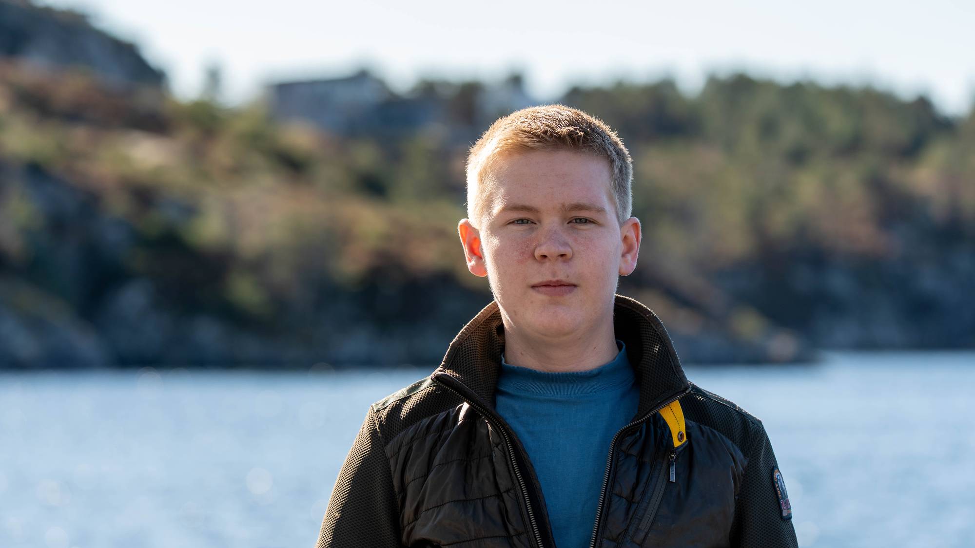 Ein ung mann i havgapet i fint vær. 