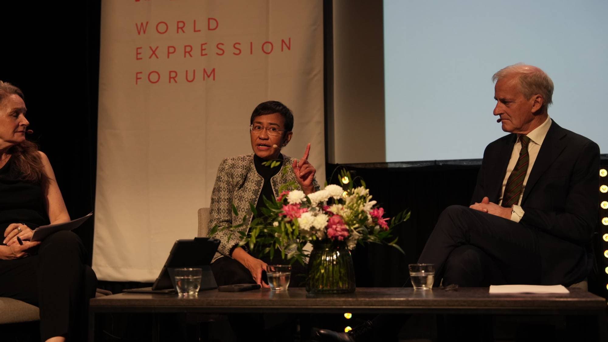 Jonas Gahr Støre og Maria Ressa på scenen