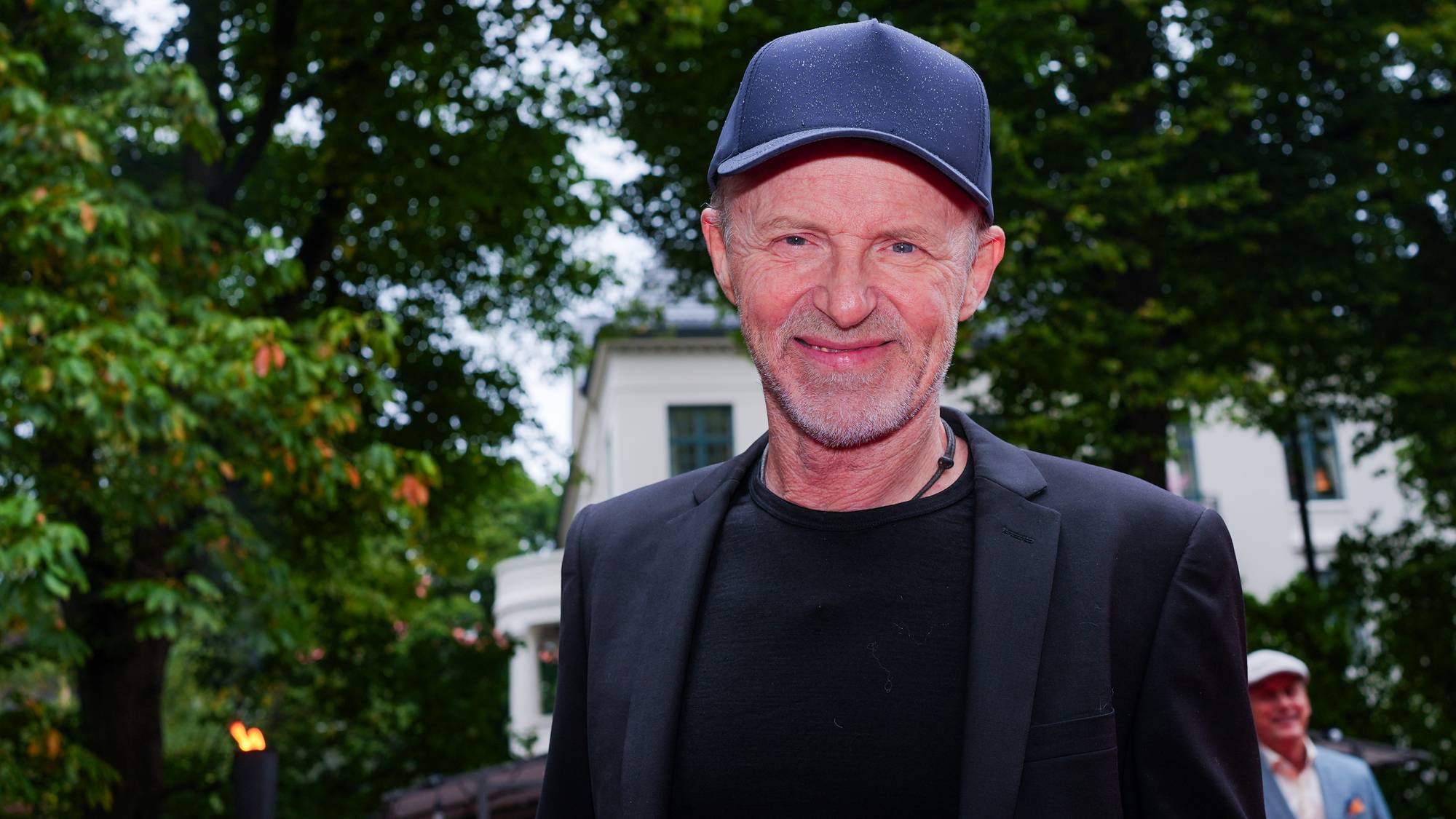 Jo Nesbø på forlaget Aschehougs hagefest.