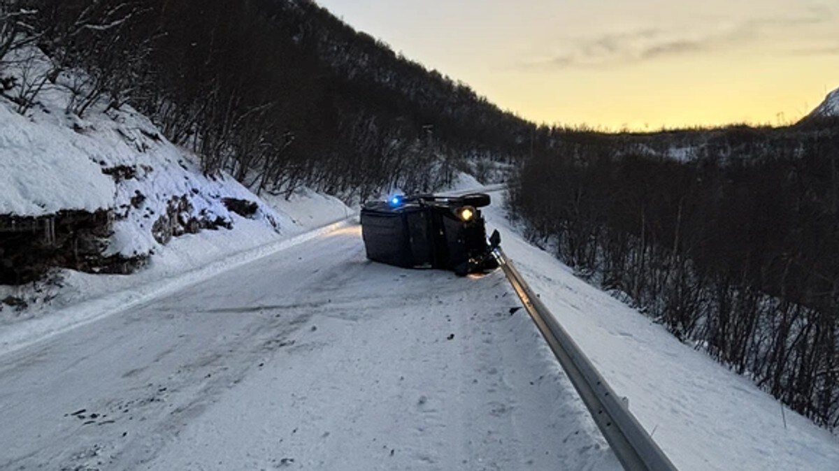 Politibil traff fjellvegg og snurret rundt: To personer fraktet til sykehus