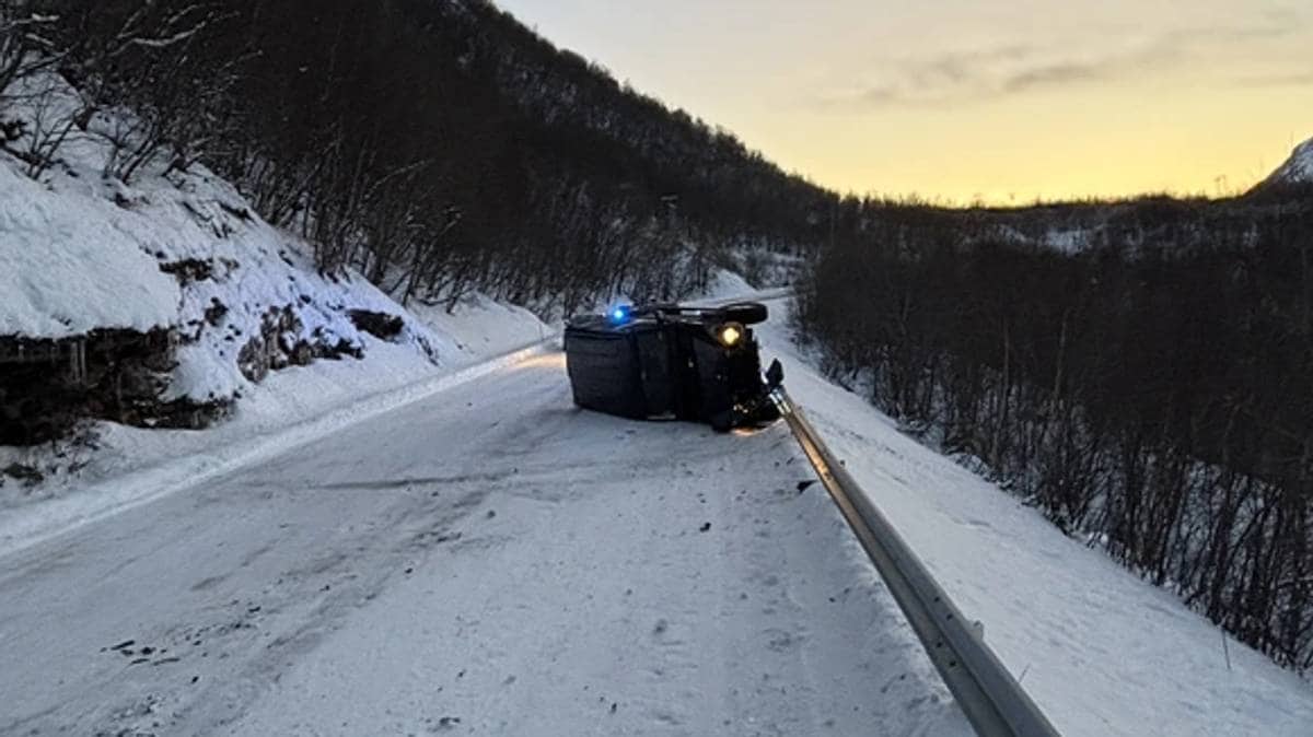 Politibil traff fjellvegg og snurret rundt: To personer fraktet til sykehus