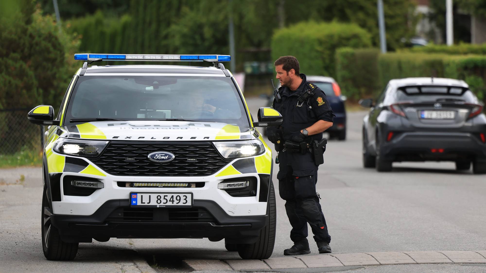 Politibil og en patrulje 