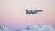 Martin Mellquist / Forsvaret F-16-fly i rødlig vinterluft over snødekte fjell ved Bodø