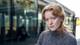 Caroline Bækkelund Hauge / NRK Ei ung jente med rødt hår står på en bussholdeplass. Bak henne står en buss.