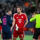 Foto: Carina Johansen / NTB Harry Kane i Bayern München-drakt diskuterer med motspillere og dommer på en fotballbane. (Bildebeskrivelsen er laget av en KI-tjeneste)