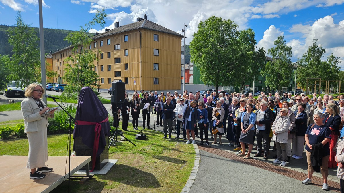 Nå er bysten av Hanna Kvanmo avduket