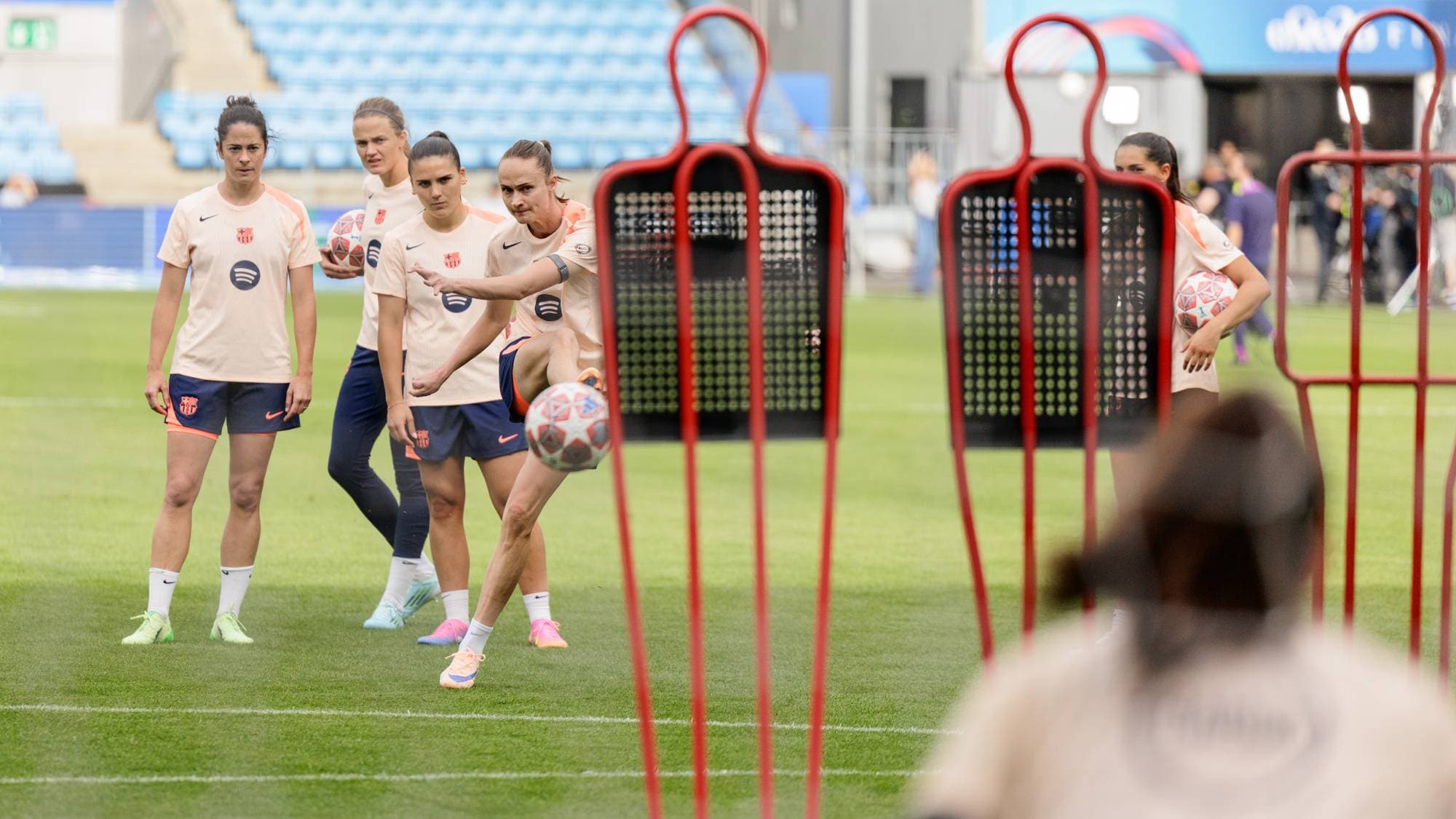 FC Barcelona trener på Ullevaal stadion før Mesterliga finalen.