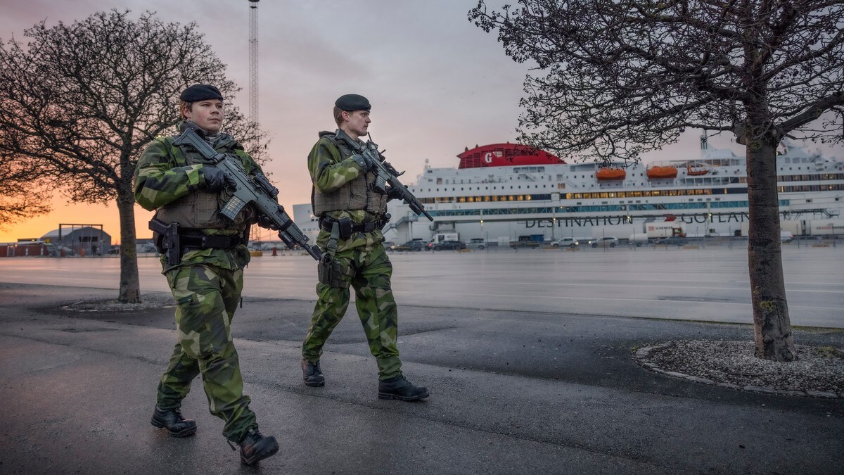 Svenske soldater patruljerer Gotland