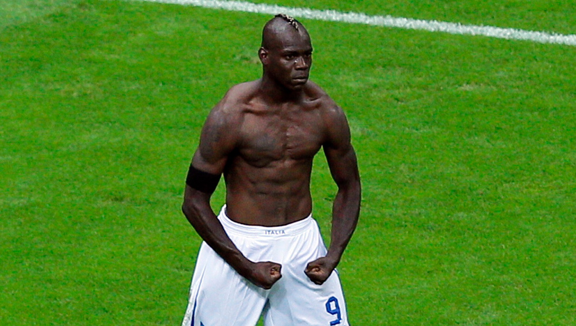 Balotelli sendte Italia til finalen - NRK Fotball ...