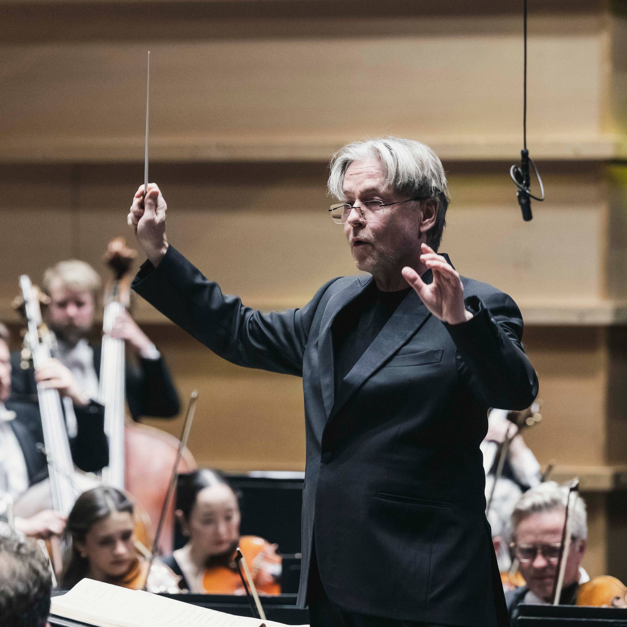 En mann dirigerer et symfoniorkester