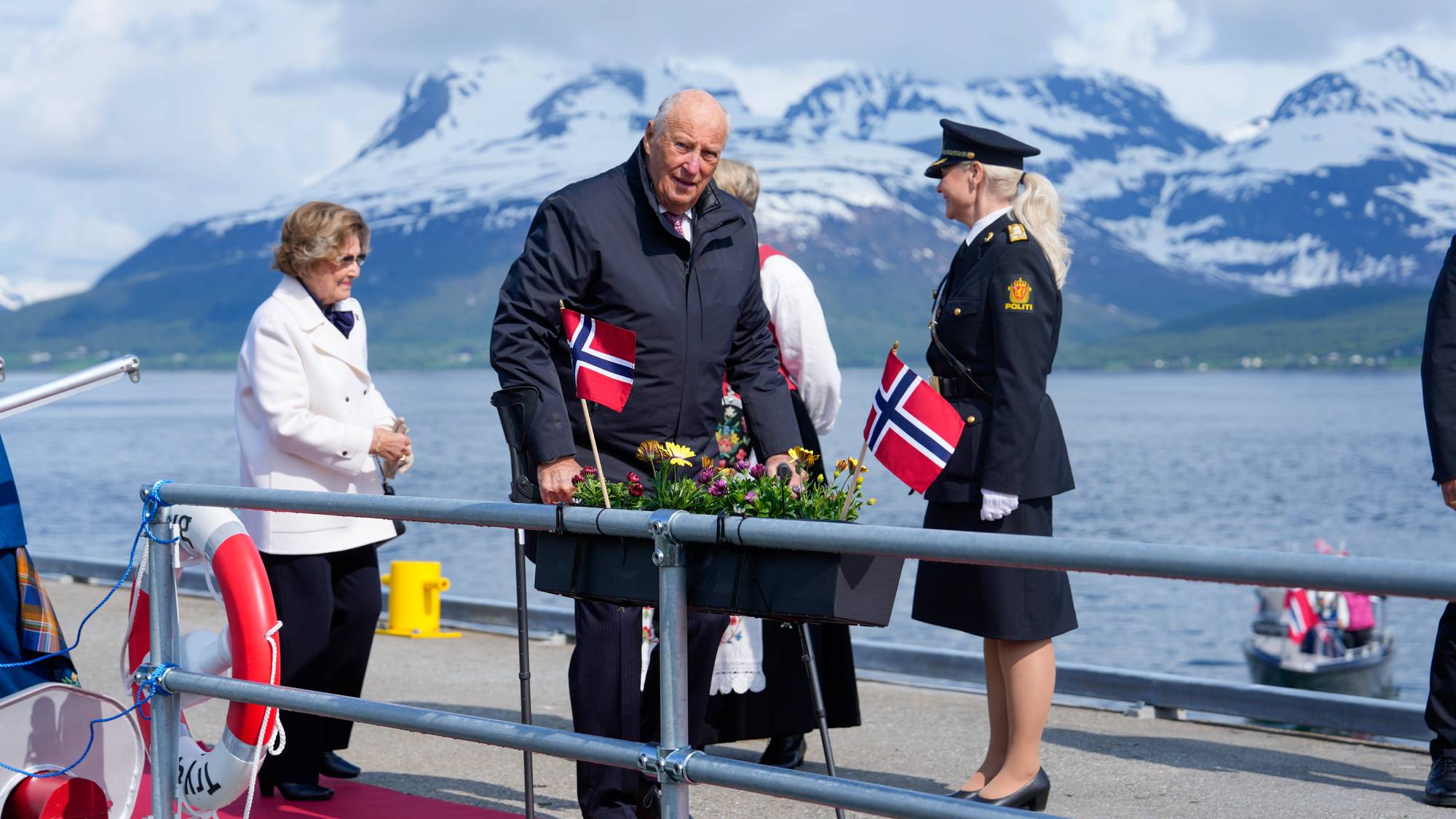 kong-harald-og-dronning-sonja-bes-ker-balsfjord-st-rst-st-tte-til