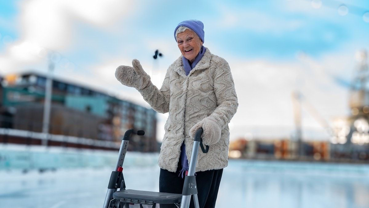 Dora (86) leker videre