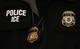 JIM WATSON / AFP / NTB Bildet viser en nærbilde av en uniformert offiser med en synlig merkelapp som sier "POLICE ICE" på jakken. På jakken henger også et badges med inskripsjonen "ICE OFFICER" og et tilleggsemblem fra U.S. Department of Homeland Security. Den mørke jakken bidrar til å indikere offiserenes myndighet og oppgave. Bakgrunnen er utydelig, og fokuserer primært på detaljene på uniformen. (Bildebeskrivelsen er laget av en KI-tjeneste)