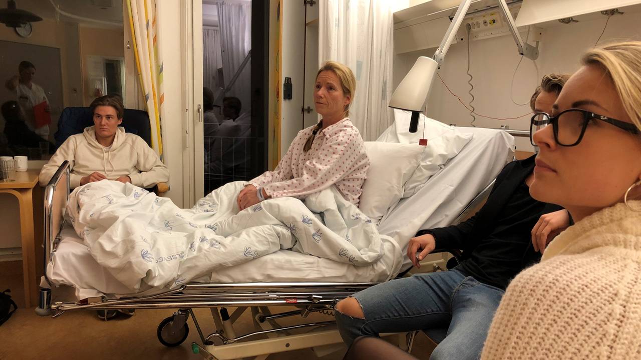 Anja Katrine og familien får informasjon på rommet på sykehuset.