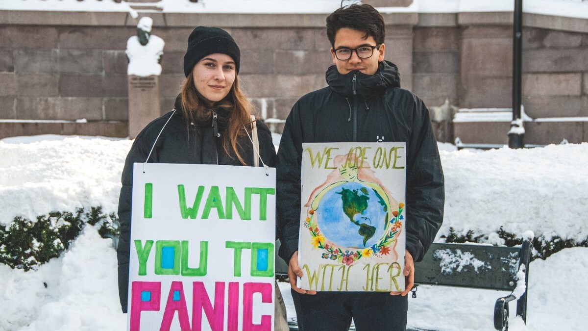 Martin Skadal (th) i World Saving Hustle demonstrerer mot klimaendringene utenfor Stortinget.